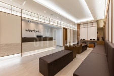 한의원 인테리어에 있는 E.H HAN님의 핀 | 인테리어, 의료 디자인, 디자인