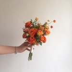Instagram의 🌿플루브 [실크플라워, 조화부케, 꽃다발]님: “오렌지로즈 라운드부케🧡 오렌지 컬러로 라운드 부케 원하셔서 제작해드렸어요!... 