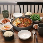 요즘 제일 생각났던 #김치찜 질좋은 삼겹이 사다둔거 팍팍 넣고 김치도 두쪽넣고 폭폭 지졌어요^^ 깻잎에 고기쌈싸먹고 김치올려 밥도 먹... 