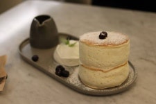 【オススメ韓国カフェ】パンケーキで有名なカフェ『사르르(sarr)』をご紹介！ | K Village Tokyo 韓国語レッスン | 韓国カフェ, 韓国語... 