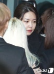 고인의 유족과 동료들이 영정과 관을 들고 장례식장을 나서고 있다.2017.12.21/뉴스1 ⓒ News1 박세연 기자 (서울=뉴스1) 황미현 기자 … | 헤어스... 