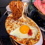 터트려 치즈랑 같이 싸먹으면 감탄...😇 7000원이라는 혜자스러운... ✔️논현역 #후문포차 ✔️매콤짜파게티 7,000 부대전골 25,000 해물파전 28,000... 