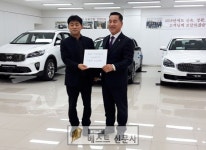 [경주시 : 김홍준 기자] 기아차 충효대리점 ‘사랑의 성금’ 전달.   경주기아자동차 충효대리점, 성금 이백만원 기탁.   기아자동차... 