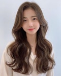 차홍룸 삼성점 이수경 on Instagram: “, #밤비브라운 컬러와 ⠀ #그레이스펌 스타일 ⠀ 매트한 컬러감과 굵은웨이브 컬... 