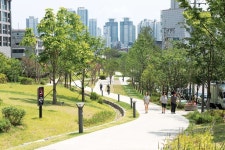 A New Perspective on the City 경의선 숲길 – SEOUL Magazine A New Perspective on the City 경의선 숲길 | 사진, 도시, 배경
