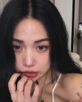 リリ🪽 on Instagram: 나 렌즈 자랑할게-🤎 아기고양이 눈동자 같은 달달한 브라운으로 착용해봤어🐈⬛🍩 사랑에 빠질 것 같지? @cruum... 