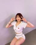핀아 Pin-A ✌🏻 on Instagram: “아이유 - 라일락 커버댄스 업로드 돼써요💟 원래 사진 잘 못 찍는데 포토그래퍼 @dami_amond... 