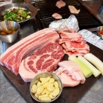 미슐랭 빕구르망 돼지고기집 20250812 신당동 금돼지식당 미슐랭 가이드 빕구르망에 매년 단골로 선정되는 돼지고기집 신당동 길가에 흰색 타일에... 