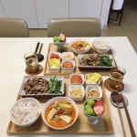 알콩달콩 👧🏻 👦🏻❤️ on Instagram: “#집밥 김치찌개 끓이고 오리고기 구워서 푸짐하게 차려 먹는 저녁✨ ⠀ #모도리도마 2시 이전 결제... 