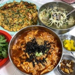 러브잇 🐷 on Instagram: 시뻘건 얼큰이칼국수 비쥬얼 좀 보십쇼;; 자극적인 내 입맛에 넘나 찰떡...🌶❤ . 얼큰이칼국수, 바지락칼국수... 