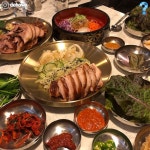 Instagram의 오늘 뭐 먹지? 부산님: “최애 족발 달린다는 서면 #조옥당 족발부터 기본찬까지 싹 다 존맛임ㅠㅠ 여기 마늘족발이 진심 최애래,,”