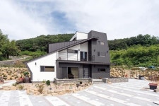 실내를 서가로 꾸민 창원 힐링 주택