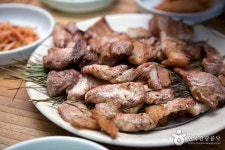 담백한 돼지고기와 향긋한 솔향의 완벽 조화! 봉화 돼지숯불고기 (con imágenes) | Corea