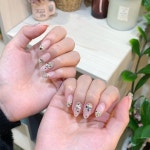홍대 꼬네일 :)  홍대 젤네일샵 ♥ 100% 예약제 on Instagram: “#꼬네일 #프렌치스톤 #별파츠그라 💫 . . #꼬네일12월이벤트 ✔️ 180.000... 