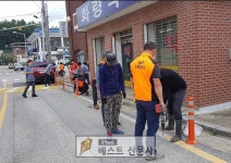 화서면 남녀의용소방대(대장 이창규, 조영애)는 화령약국 인근 소방차 진출입 도로 한쪽 차선에 차선규제봉… | Street view, Street