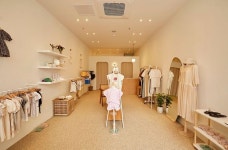 베이지톤 따뜻한 분위기의 13평 아동복매장 인테리어 (고양 덕양구 신원동)
