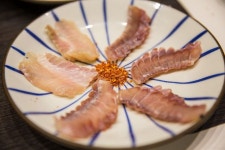 Pin page 일식집의 생선회와 대게 홍어등    동문 친구들과의 식사...... 장어, 김밥, 은 태음인체질에 잘 맞고요...민어는 소음인 체질에 좋… | 음식... 