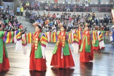 Pin page 탈춤공연장_수영야류공연단(2014. 9. 29.) | Fashion, Academic dress, Dress