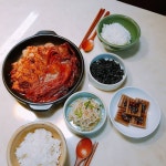 ㅎ 울집엔 아주 천천히 자라는 작은나무 두그루 있어요~ 아무리 물을 많이 줘도 영양제를 꽂아줘도 참 천천히 자라네요~ㅎ 비도 부슬부슬... 