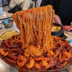 제주공항 주변에 위치한 ‘낙지로’입니다. 시골길이라는 노포맛집에 아드님께서... 여기 낙지볶음이 진짜 맛있어요,, 일단... 