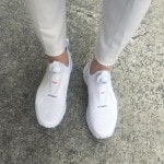 Instagram : "하얀신발 쉬웠는데 어려워졌음... #리복 이냐 #베트멍 이냐" | 하얀 신발, 리복
