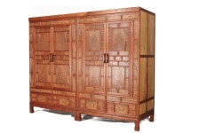 -제품 : 느티나무 용목 장농 -특징 : 수 백년을 살고 죽은 거대한 느티나무에서 얻은 용목을... 이 용목무늬는 화려하면서도 기품이 있어... 