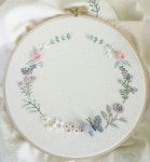 #구미프랑스자수 #매일매일 #자수라이프 #꽃리스 #사랑스런 #꽃과나비 #입체 #자수타그램✂️ #stitch#embroidery #창작도안 이에요... 