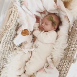 sleepy babe in their moses basket | baby girl | 아기사진, 아기, 아기들