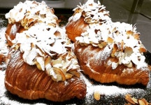 좋아요 486개, 댓글 2개 - Instagram의 베이커리룬(@bakerylune)님: Almond croissant 어제 덕분에 선방하며 잘 끝났습니다~!!오늘은 10시... 