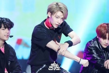 안뇽 스테이 난 연구원 그리고 슼둥 현장포토 반가웡❣️ 만약 죽기 전에 이거 보면 약 두 달 정도 더 살 수 있어😉 190413... 