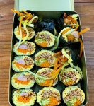 야무지게 말아서 먹었네요🍘🍙 김밥은 늘 맛나네요😋😙 굿빠암…” 맛있는 김밥 레시피: 계란지단 살찔까봐 밥 없이 만들 수 있는 김밥
