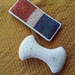 Instagram의 조인스님: “규방공예 전통 규방소품중 실패을 만들어 보았어요~~ 서로다른 색실 누비 기법이죠 ~~ 에스프레소와 와플도 함께 작품과... 