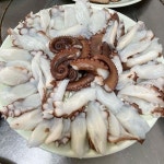 Instagram의 @shalala_sso님: “주인언니 보구 알았 여긴 찐이구나 맛집언니들은 다 피부미인 언니 고와 피부 마니고와 욕쟁 할매스탈이라 좀... 