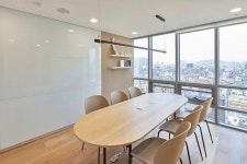 우드톤 따뜻하고 모던한 분위기의 160평 스타트업 사무실 인테리어 (서초구 서초동)