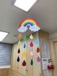 꿀티처와 무지개모빌 어린이집 환경구성 영아반 교실 꾸미기 | Manualidades escolares, Decoración aula de preescolar... 