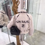 엘러브 by 아이러브코코드림 in Seoul,Korea on Instagram: “샤넬 2019FW 무스탕 38사이즈 / 샤넬 가브리엘 백팩 #CHANEL #샤넬... 