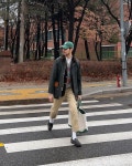 Instagram의 Gentle Baek님: “비 올 땐 역시 바버🇬🇧 바버의 #뷰포트... 바버의 #뷰포트 모델로 금장자켓, 제이미슨스 베스트, 치노팬츠와... 