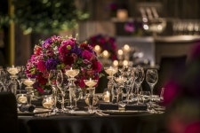 니콜라이버그만에서 보여질 수 있는 당신만의 특별한 컬러와 디자인을 … | Hotel flowers, Hotel flower arrangements, Wedding flower... 