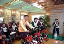 설명절을 즐겁게 보내는 평양양로원 년로자들