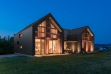 따듯함이 느껴지는 블랙외관의 전원주택 | Gable house, Architecture, Farmhouse architecture
