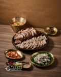 🔥 이 비주얼, 우아~한 족발! 🔥 윤기 흐르는 족발의 결, 쫀득한... 음식을 가장 맛있게, 브랜드는 가장 매력적으로. 이게 바로, 토라이... 
