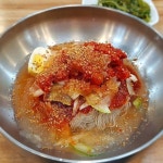 리얼 인생 비빔냉면집 발견. 물회가 먹고 싶어서 간 곳인데 진짜 비냉이 이렇게 끝내줄 수가 없다.. 거기다가...  2019년 8월 3일의... 