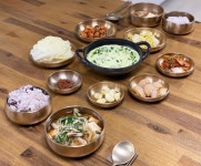 Instagram의 ❤️님: “#집밥 #집밥스타그램 #달래된장찌개 #계란찜 #양배추쌈 #오뎅볶음 #배추무침 #양파장아찌 #마늘장아찌 #저녁메뉴... 