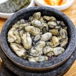 # _ 세트에는 기본 순두부가 나오지만 1000원 추가하면 곱창순두부로 바꿔주시네요 _ 돌솥밥뚜껑을 열어보니 굴이……