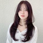 이목구비 뚜렷해보이는 퍼스널 헤어 컬러 #플럼브라운... 컬러 #플럼브라운 #오로라레드 #레드브라운 #바이올렛염색 #레드염색 | Hair... 
