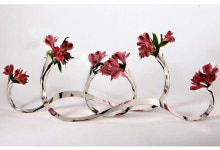 Check out these vessels by Olivia Lowe! Amazing! | 금속공예
