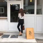 오늘의 연희동1. 오늘 머리했는데 왜저러까2. 귀여운 쉬세댓 매장3. 놀고싶은 니트와 정색하는 초롱이4. 케이스 뭘로 바꿨게?