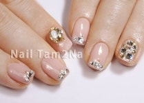고급스럽게 #swarovski #weddingnail #짧은손톱 도 길어보이는 디자인:) . . . #포인트네일 #젤네일아트 #nail #nailart #네일스타그램... 