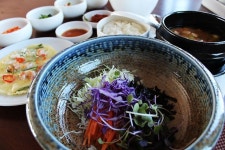메이더호텔의 맛있는 음식에 대해서 알아볼까합니다.  - 메이더호텔 앞으로는 바다요, 뒤를 보니 솔동산이라, 뒤쪽으로 이어지는 산책로는 솔내음... 
