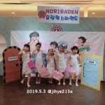 이미지: 사람 5명, 사람들이 서 있음